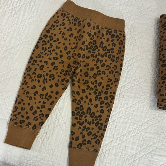 GAP leopard print toddler 2 pc sweatsuit - Picture 8 of 14
